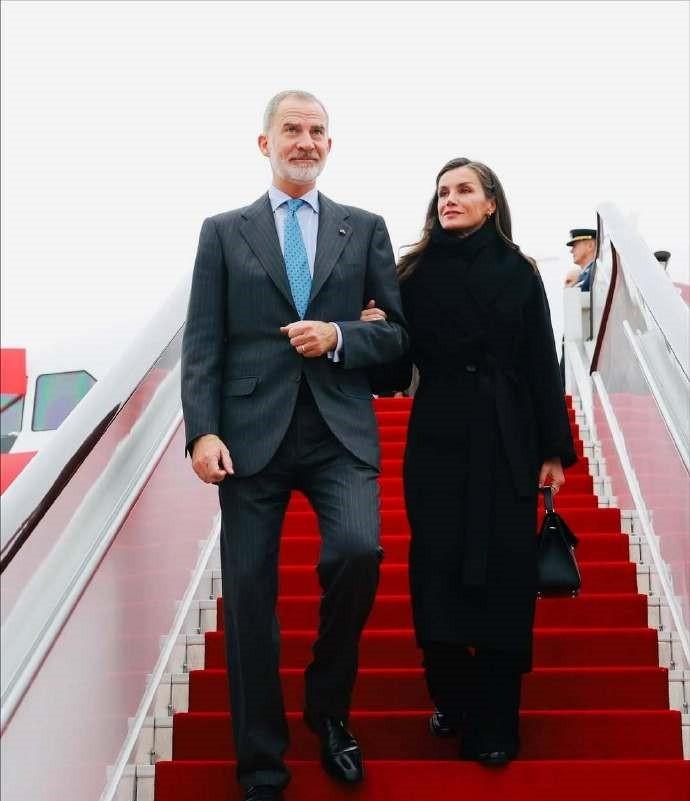 西班牙国王来成都，穿旧衣迎高规格，保镖身份有玄机。11月10号西班牙国王和王后