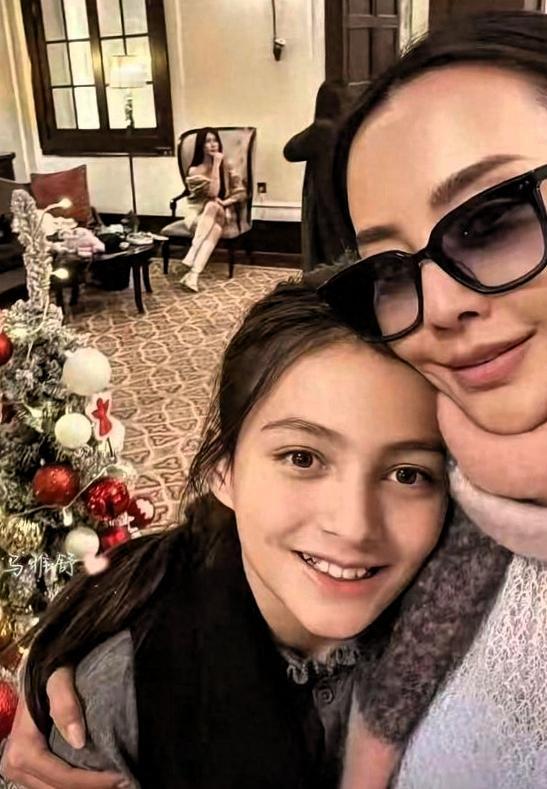 家人们，马雅舒一家在上海逛街被偶遇啦！一家四口同框超有画面感，俩娃都长到快跟爸妈