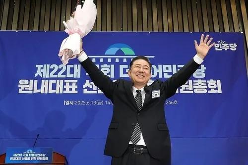 原以为民主党新党鞭金炳基当选只是幸运？偶然再读一篇旧闻，发现他对弹劾尹锡悦下