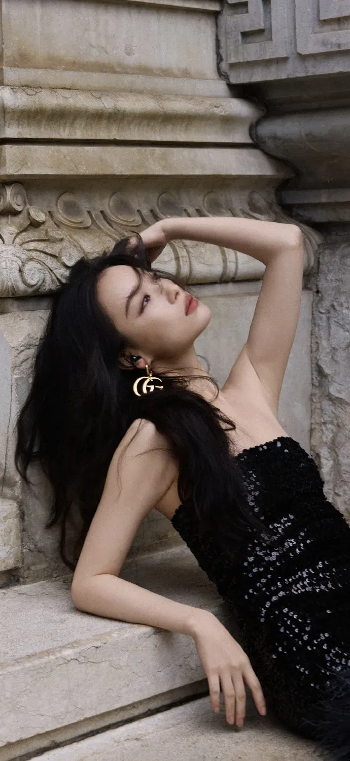 倪妮高清美照分享｜优雅黑裙，古典石阶，时尚与古典的完美融合。﻿​