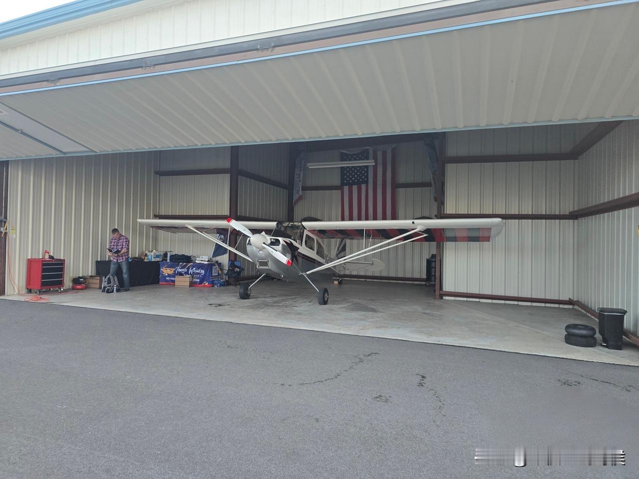 出了趟国。老板在美国给他儿子买了架私人飞机，非要拉着我过去飞两圈体验体验。感