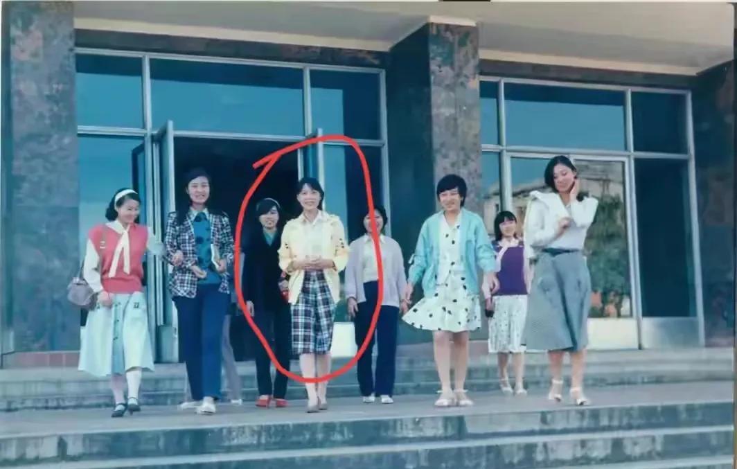 浙大读书的杜建英清纯靓丽1988年的那张合影里，21岁的她美得惊艳。那时