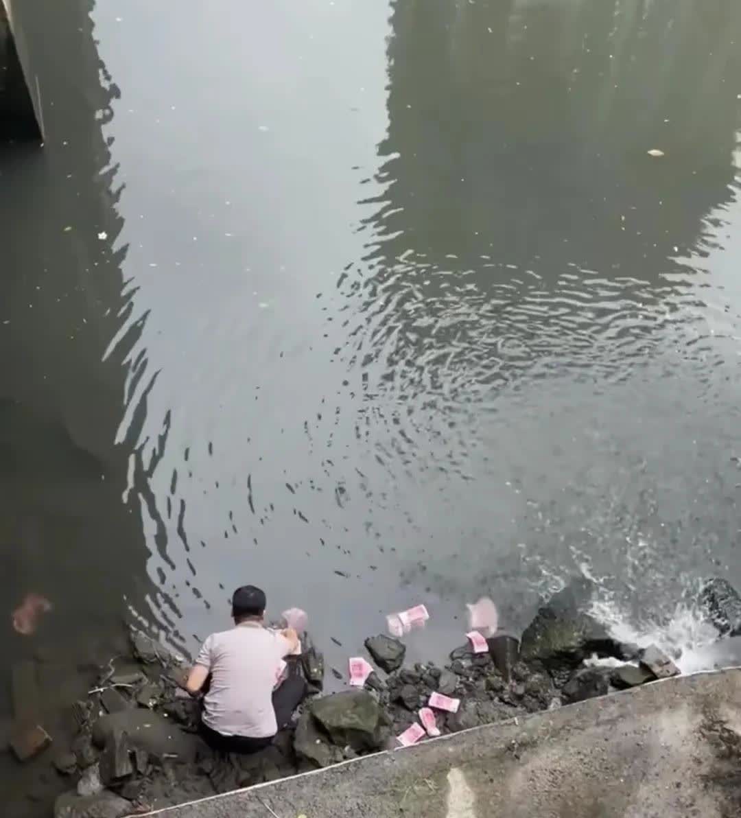 深圳一河道惊现大量成扎的钞票，一男子将其捡走，目睹这一幕的吃瓜群众报警了[捂脸哭]