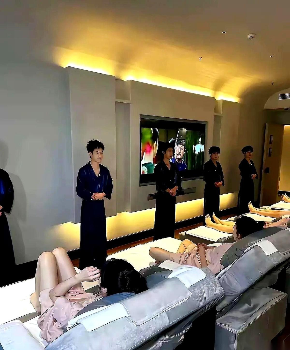 水疗会所这种地方，是一个人最难藏住底牌的。听一个在里头干了五年的技师朋友说，想