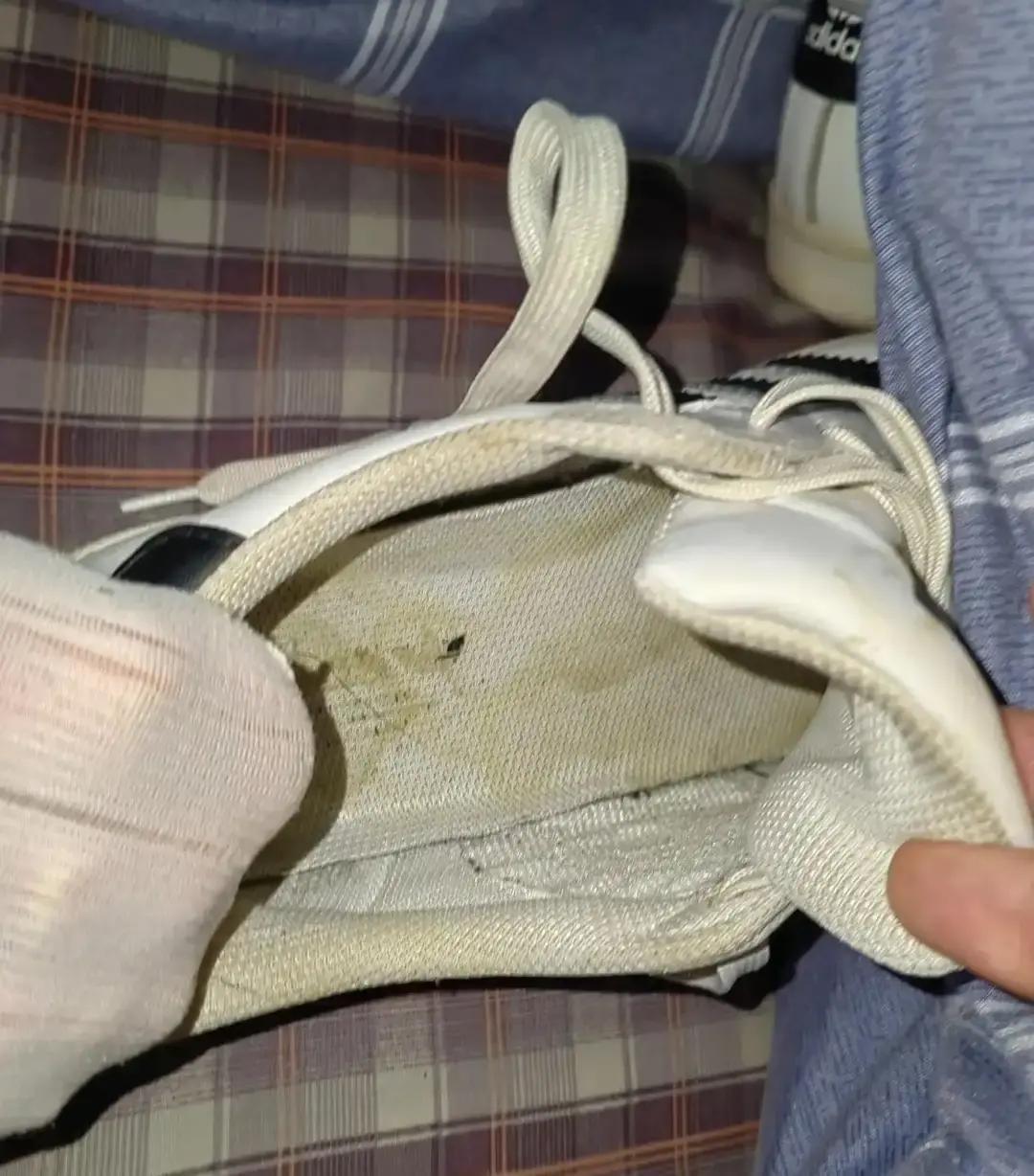 网友晒鞋垫发黄还黏手，我低头看了眼自己的运动鞋，边边也一圈黄印。那股湿哒哒的脚