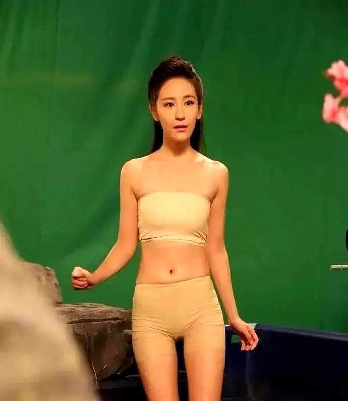 横店今天出了个新规矩：女演员的领口，不能低于锁骨。就这一条，直接砸了不少人的饭