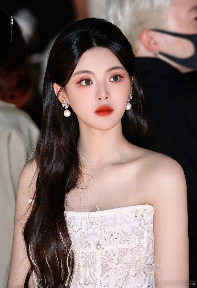 杨超越超越妹妹上海时装周生图来咯✨这组图真的绝了！👗随便一个抓拍