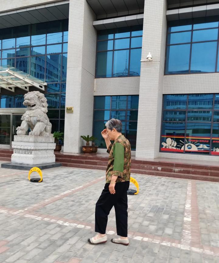 坚决不去养老院。昨天我遇到了很久不见的刘阿姨，本以为她跟着女儿去外地生活了，没