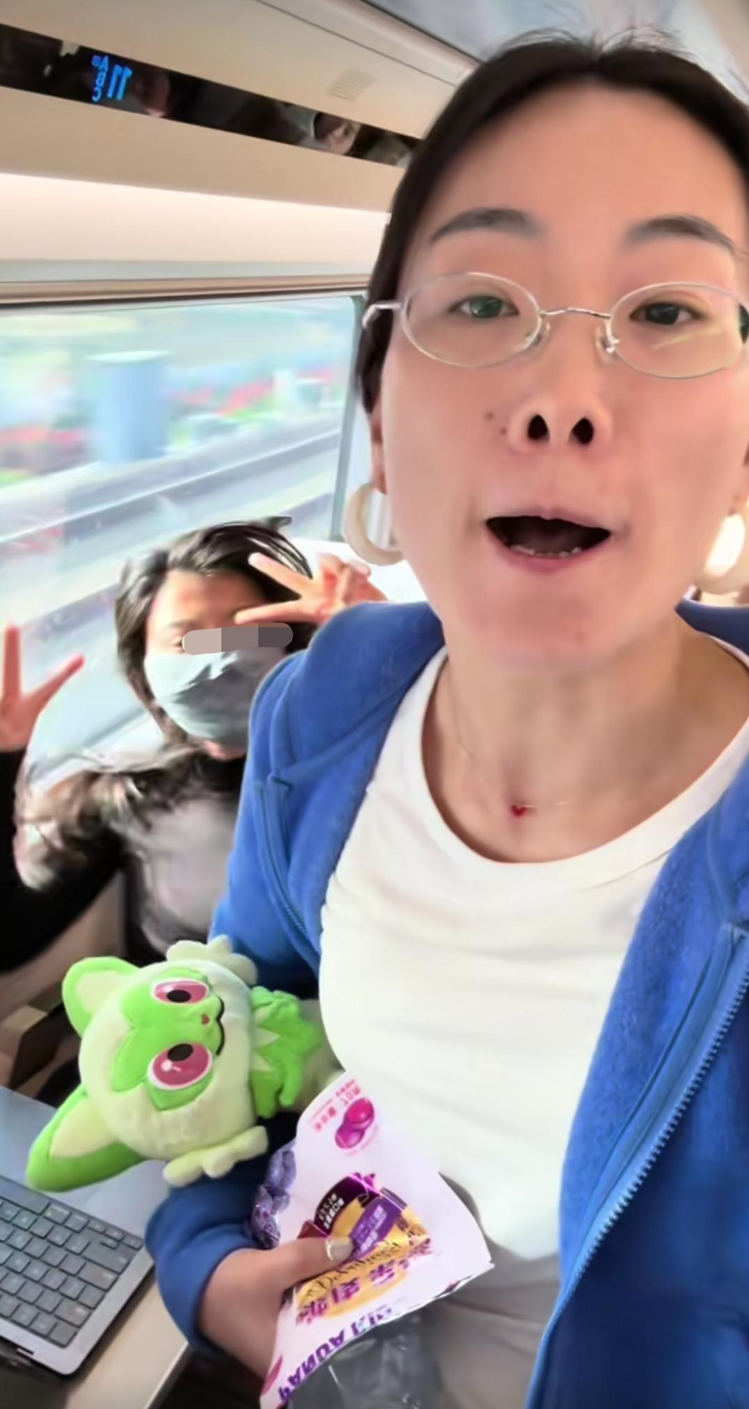 4月6日，郑州至上海的列车上，女子坐在自己座位上，一对情侣被她隔开了，情侣想挨在