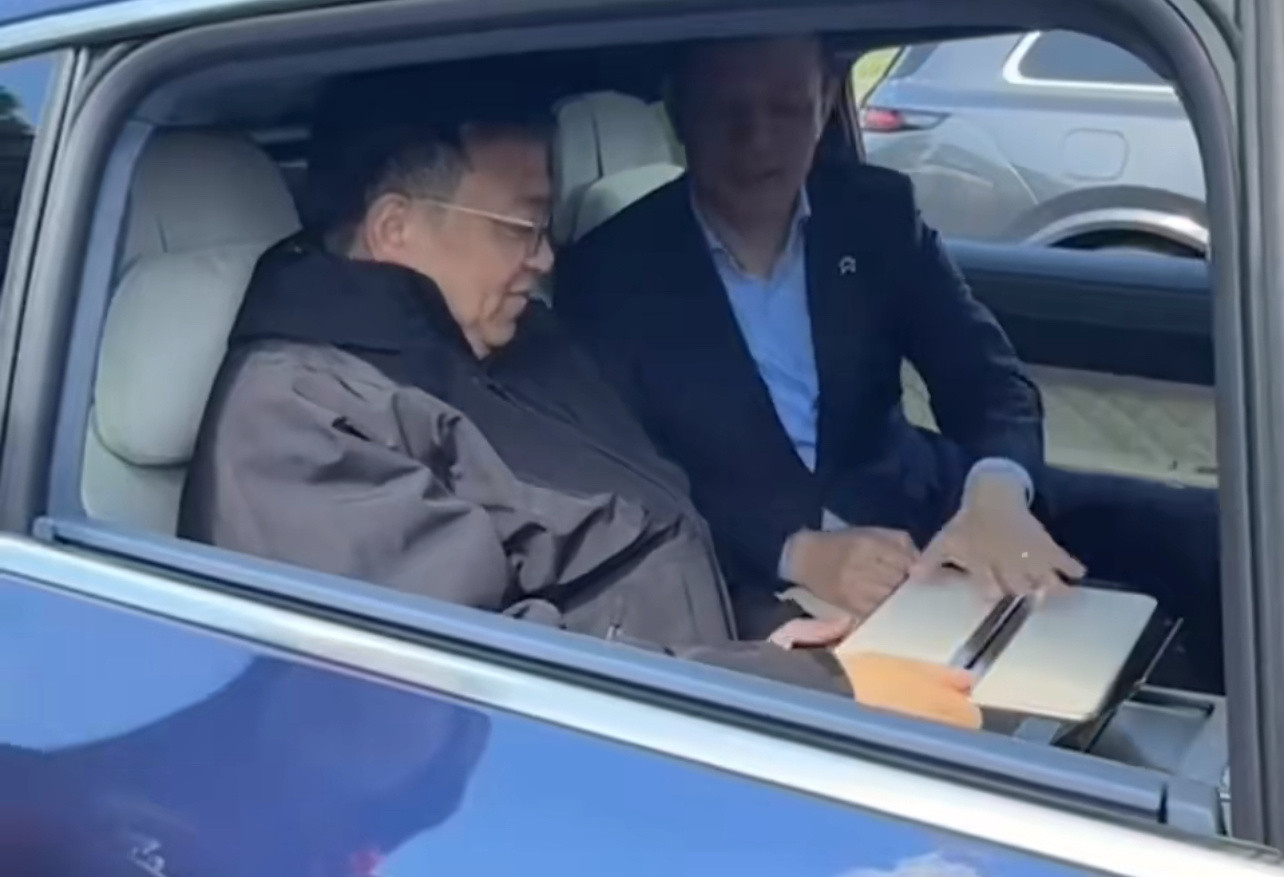不是，为什么总是有人嘲笑蔚来的大桌板，虽然不大但感觉很实用啊[吃瓜]​​​