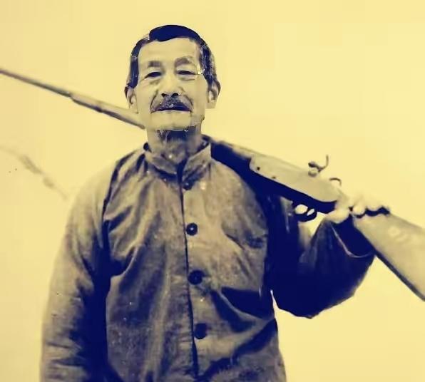 1945年4月28日，河南西峡县伏岭村，60岁的老农吕永太正像往常一样在地里干农