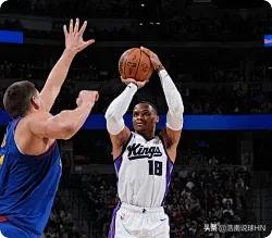 国王队爆冷5分险胜掘金，这3位老将打出不可思议一战！1、37岁维斯布鲁克，第