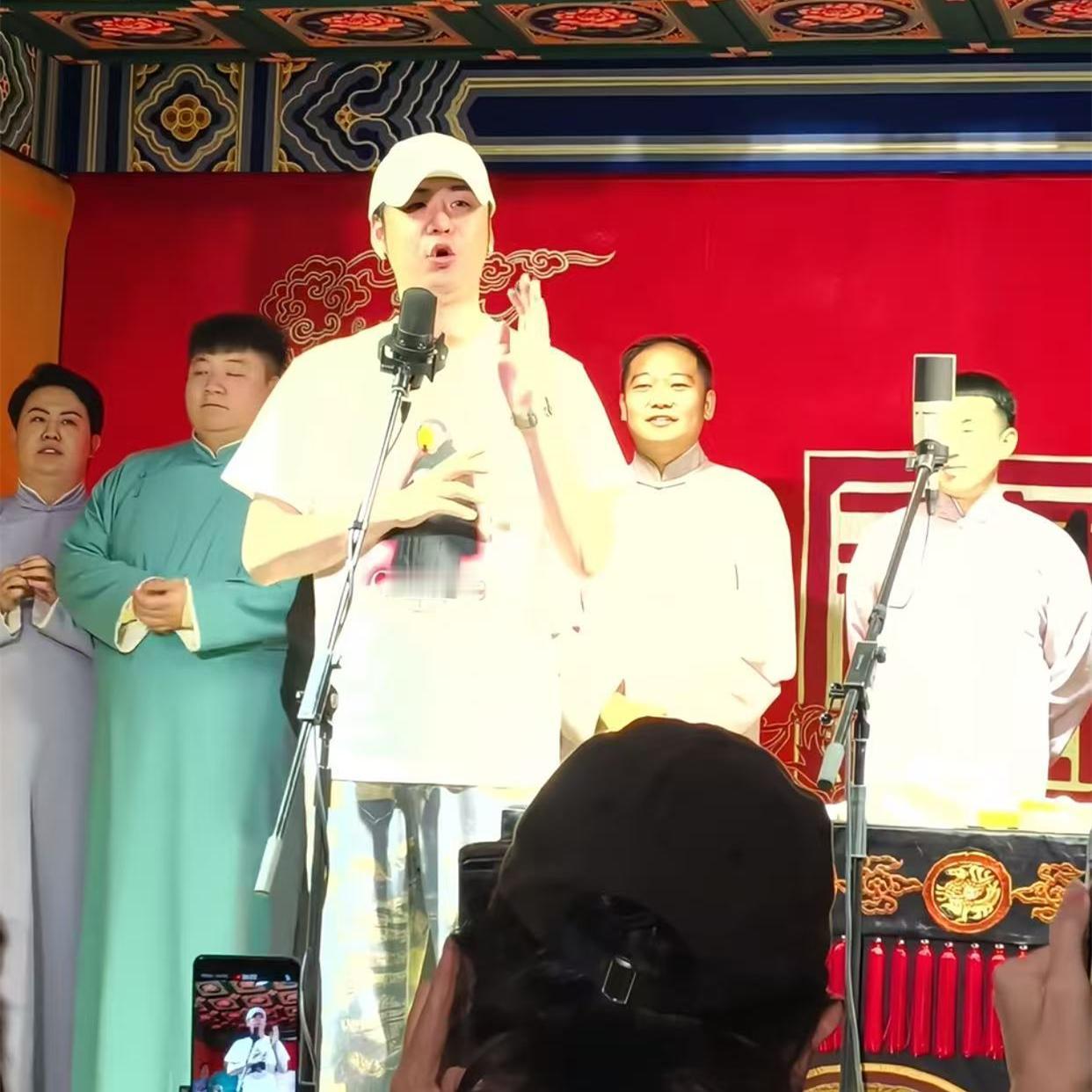 张云雷空降三里屯小剧场，带队员返场，合唱《探清水河》！德云社张云雷空降三里屯小剧