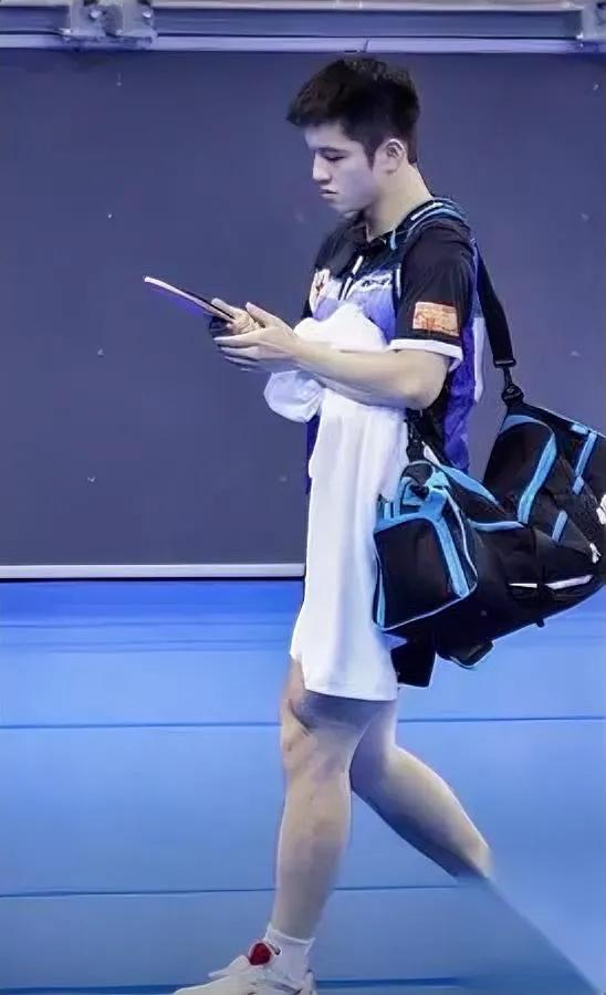 最近看樊振东打王楚钦总觉得他手里的球拍没了平时的“狠劲”。平时在国际