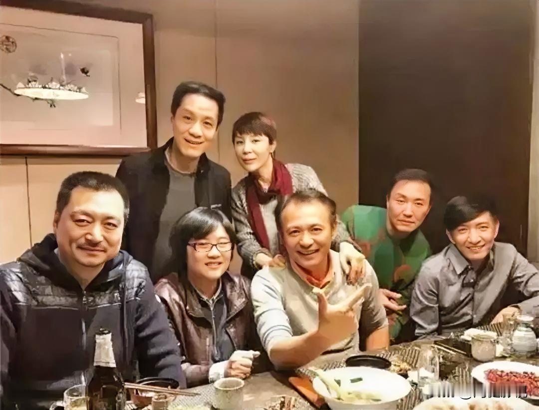 仔细一看，酒桌后排就认出来老戏骨冯远征。前排右二是演员吴刚，就不知坐c位的男士是