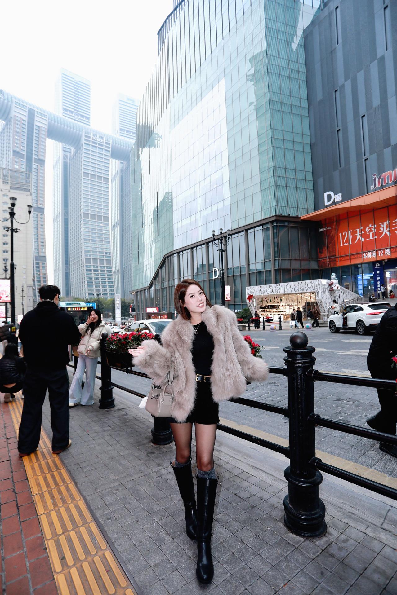 人像摄影约拍跟拍重庆街拍美女朝天门来福士我镜头里的美女原创原图直出照片