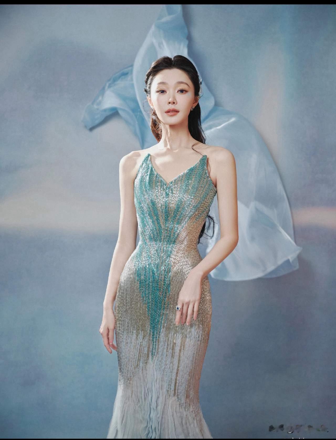 36岁的宋轶简直美到极致！那奶油般的肌肤光滑细腻，不见一丝细纹，整体状态宛如小姑