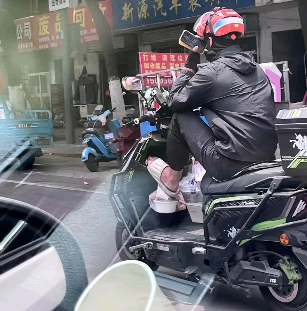 您的外卖正在派送！妈呀！我希望我的外卖小哥别这样对我好吗？