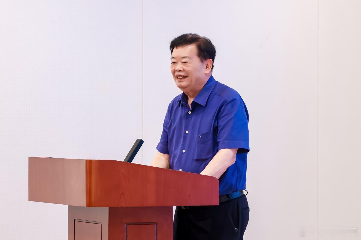 懂车之道讯7月9日，问界M9福耀科技大学交车仪式在福州举行，问界以“新汽车”致敬