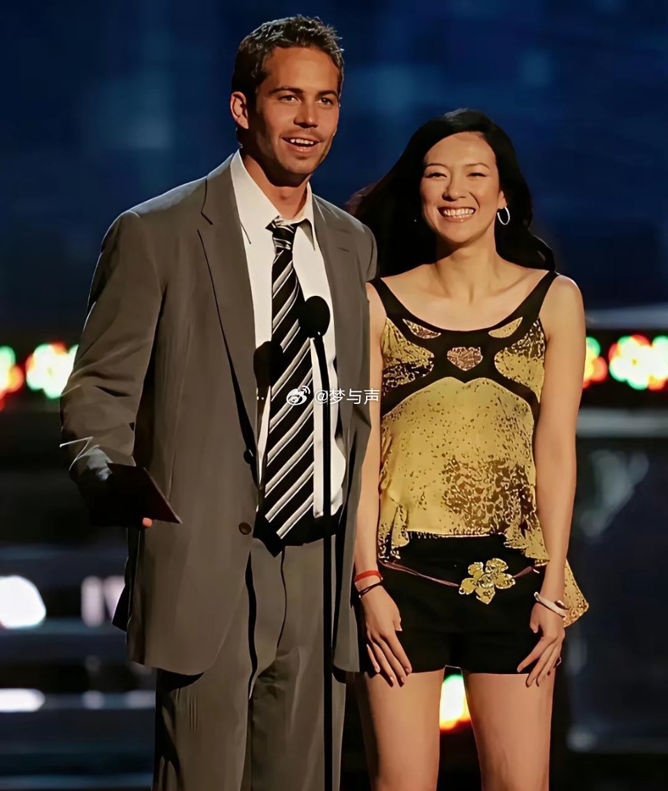 年轻时章子怡与保罗·沃克同框，她望向对方的眼神满是拉丝的情意，满心满眼都是想靠近