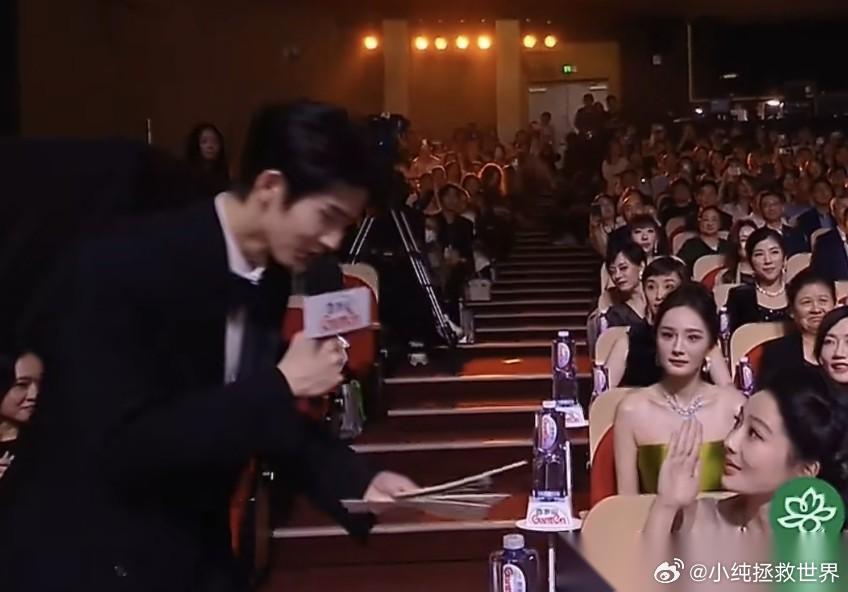 张凌赫，可太调皮了！6月27日，演员张凌赫冲上了热搜，原因是在白玉兰内场，张凌