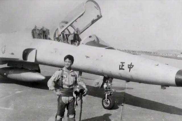 1981年，一位台湾飞行员驾驶着飞机返回大陆。到达大陆后，他收到了65万元的高额
