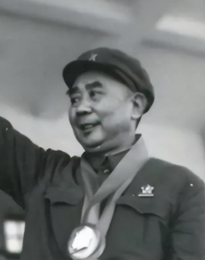 1970年，王自正持枪冲进了军区政委的卧室，政委连忙呼叫警卫员，谁知，2个警卫员