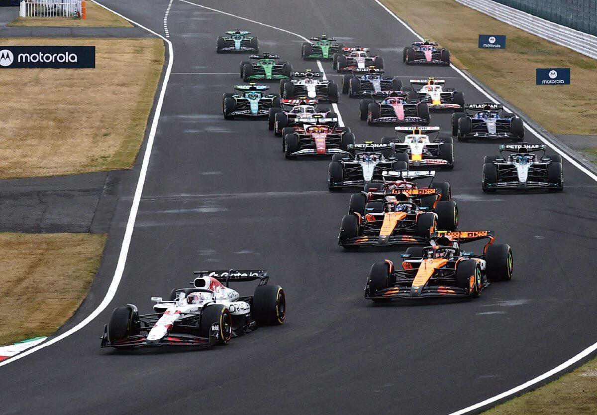 F1日本站：木瓜橙强势归来，迈凯伦力压梅奔双雄，皮亚斯特里拿下二练第一迈凯伦车