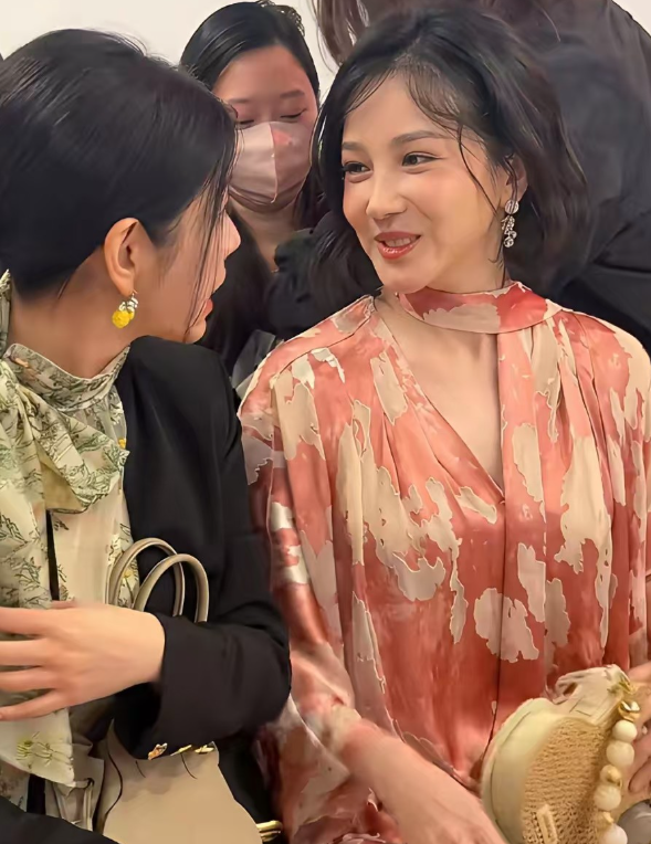 颜值巅峰一去不复返这还是那个迪士尼在逃公主吗大家还记得那个迪士尼在逃公主装扮