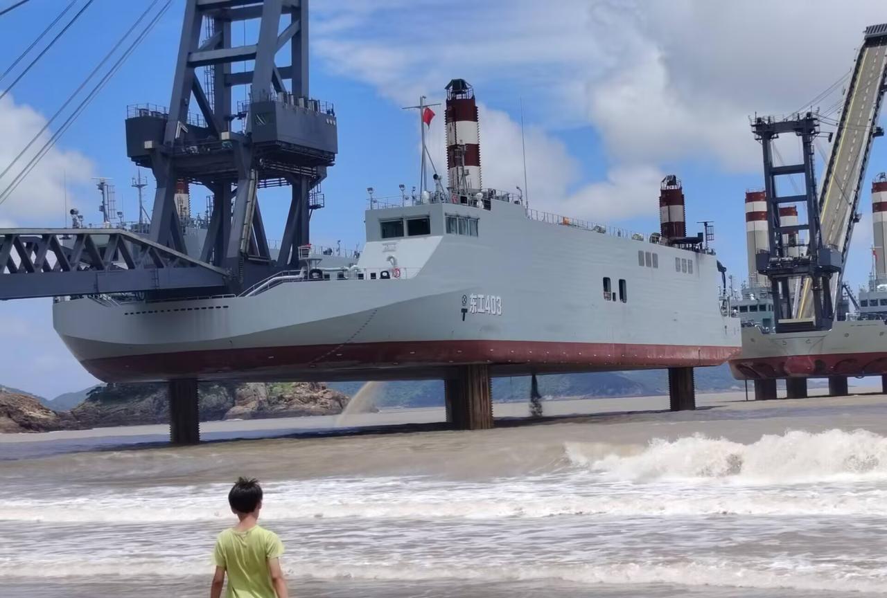 “东工403”号巨型登陆神器又又又在试验这舷号的样式怎么海军是一样的这个巨型