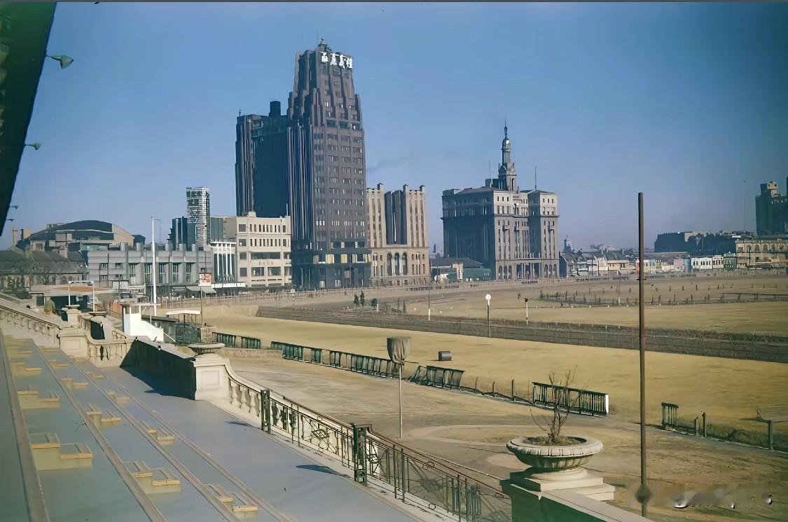 二战时期，1943年英国、美国与中国签署条约，放弃了上海公共租界的治外法权。二战