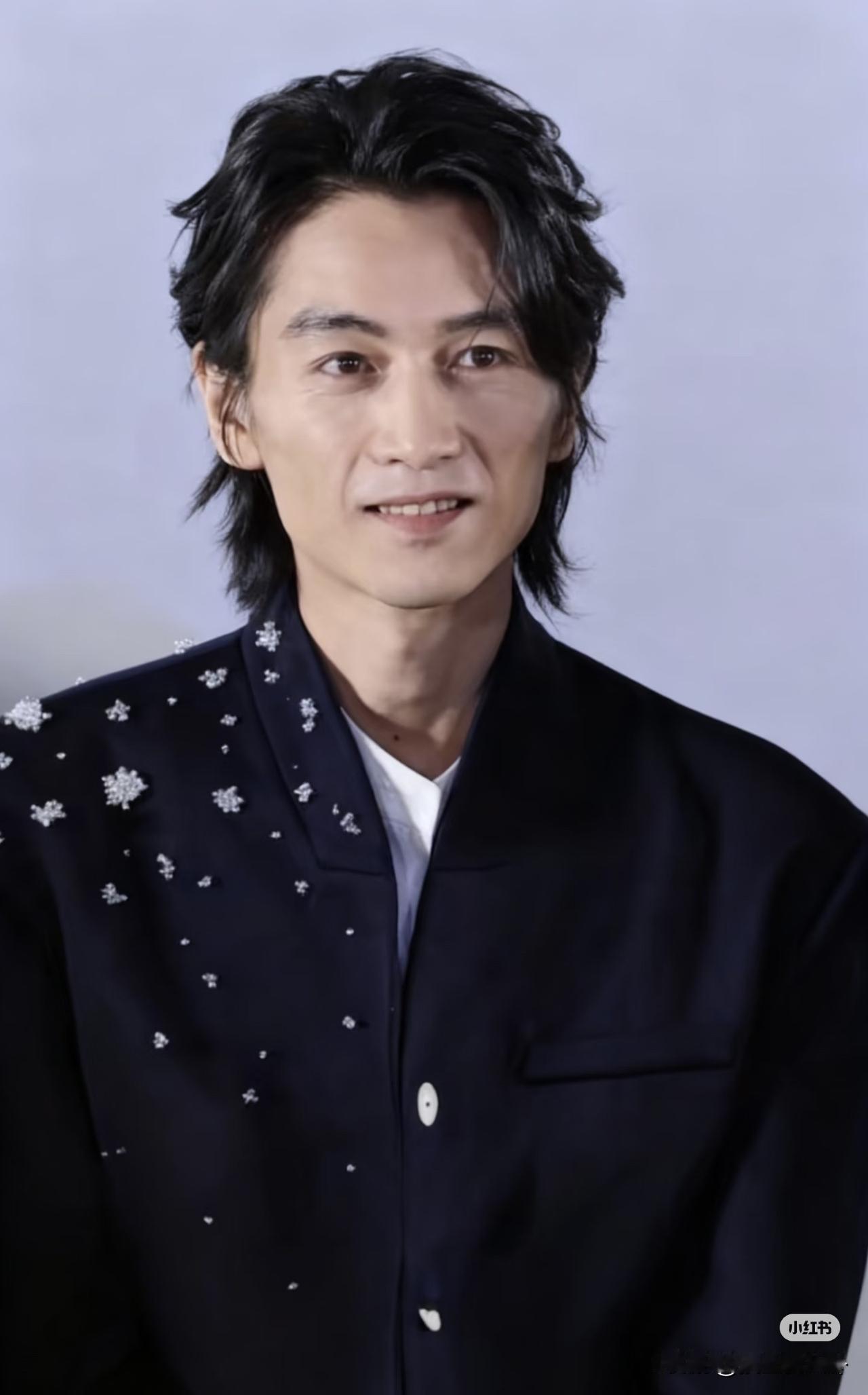 陈晓用事实证明男人真的不能太瘦尤其是上了年纪后太瘦会很显老，因为到一个年龄段