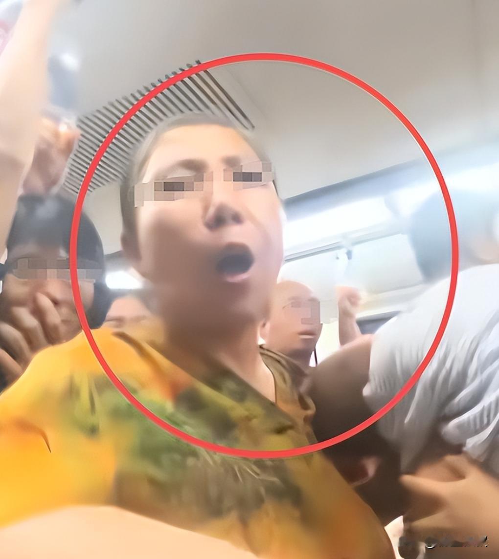 “解释不清了！”9月14日，北京，一女孩在坐地铁时没有给抱着孩子的母亲让座，结果