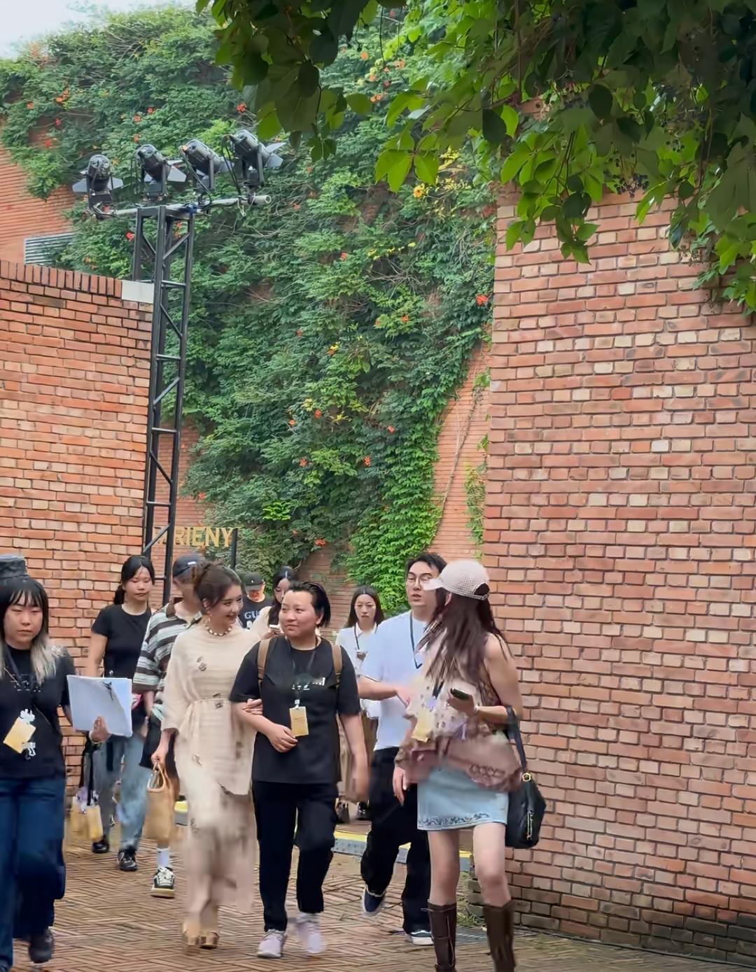 出来参加个活动排场倒是挺大的！看来嫁对人很重要，最起码得少奋斗好十年，孩子生下