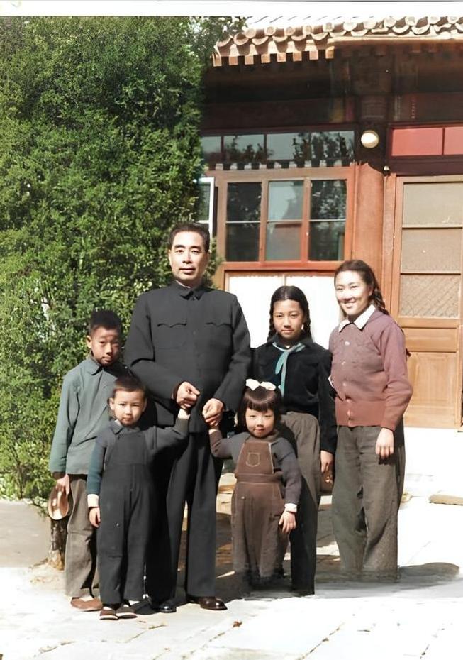 这是周总理和五个孩子的真实模样，都看看吧，照片拍摄于1956年4月的中南海西花厅