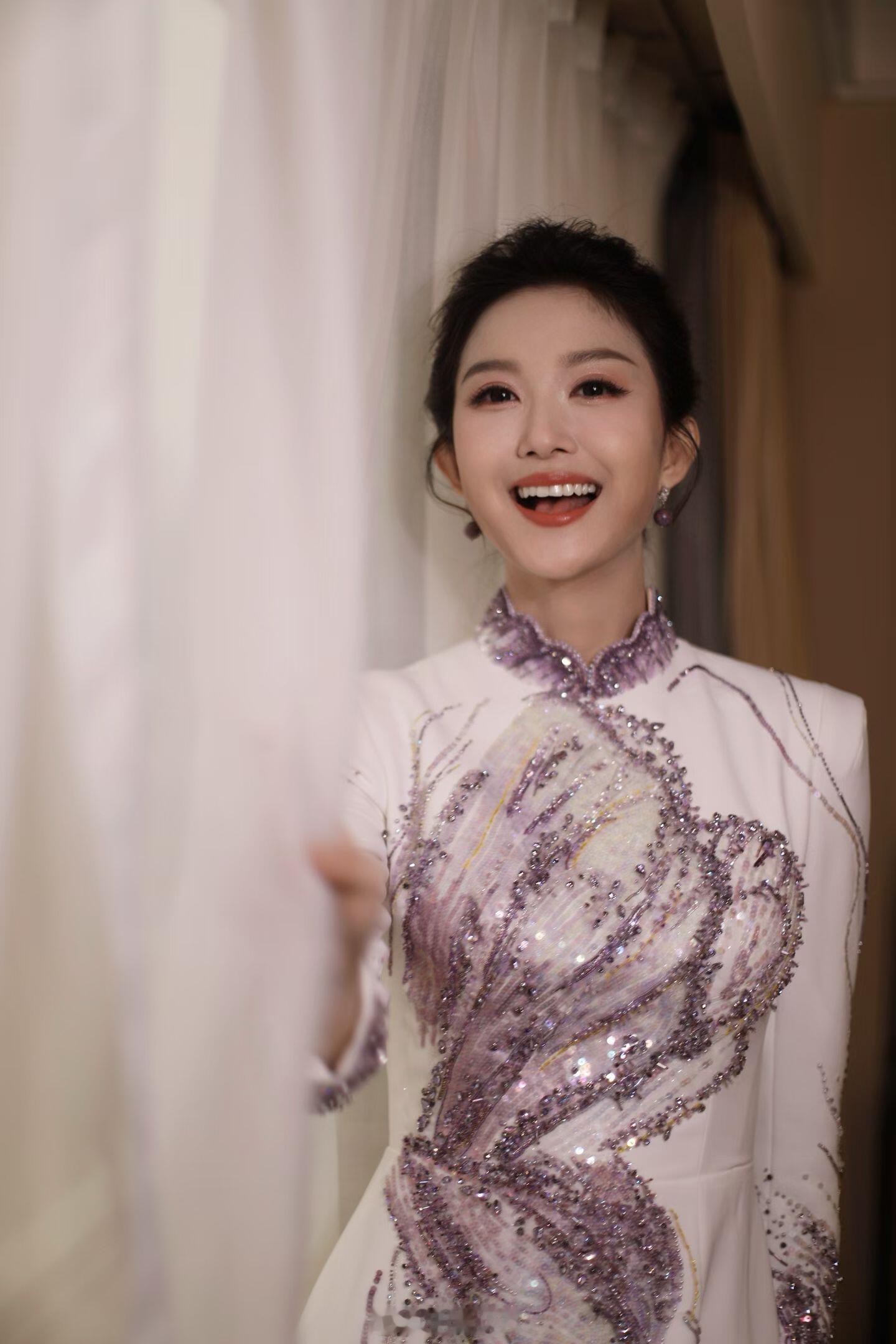 央视发布会造型，诠释了什么是人衣和一。