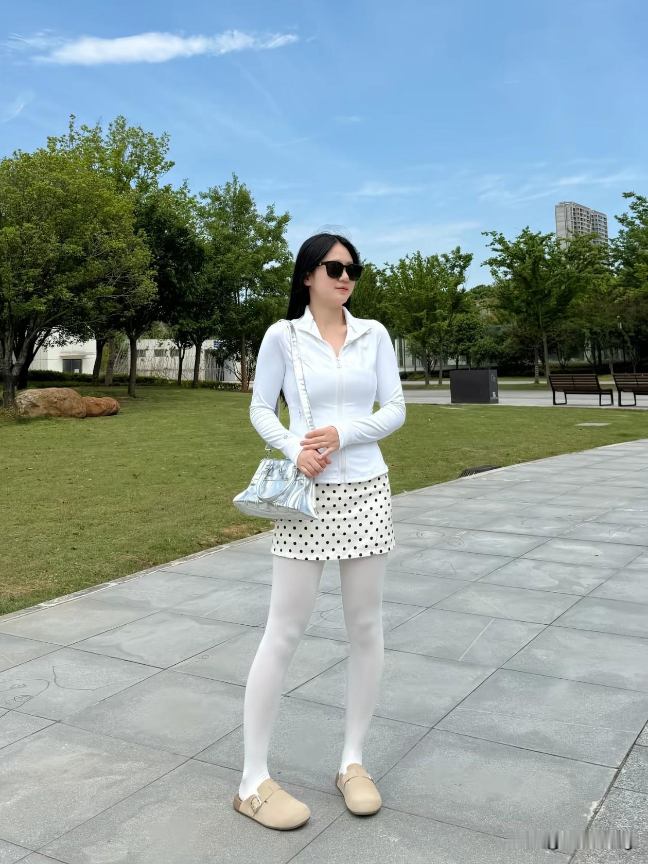  白波点与晴天，是初夏的温柔信号✨防晒衣+波点裙的清爽组合，和阳光撞个满怀，走