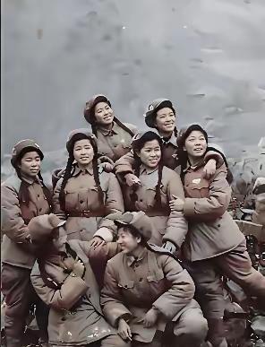 这是志愿军8位女兵的合影照，都留着两个马尾辫，脸上笑容灿烂如花，虽然年纪轻轻，但