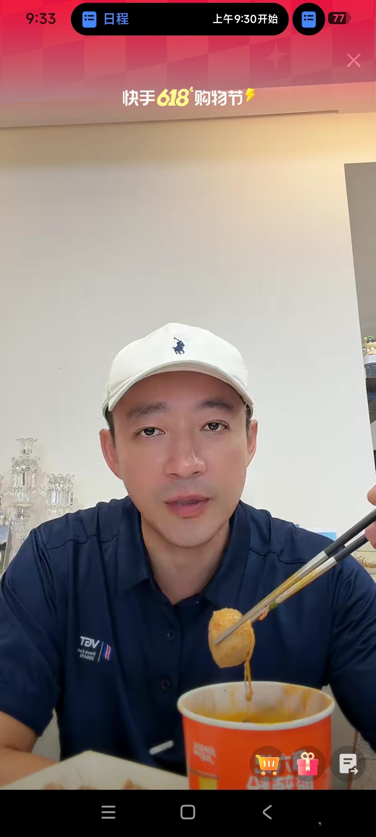 小菲今天一大早就在湾湾家里直播了，小菲说他的小儿子太喜庆了，见了谁都笑，乐呵呵的