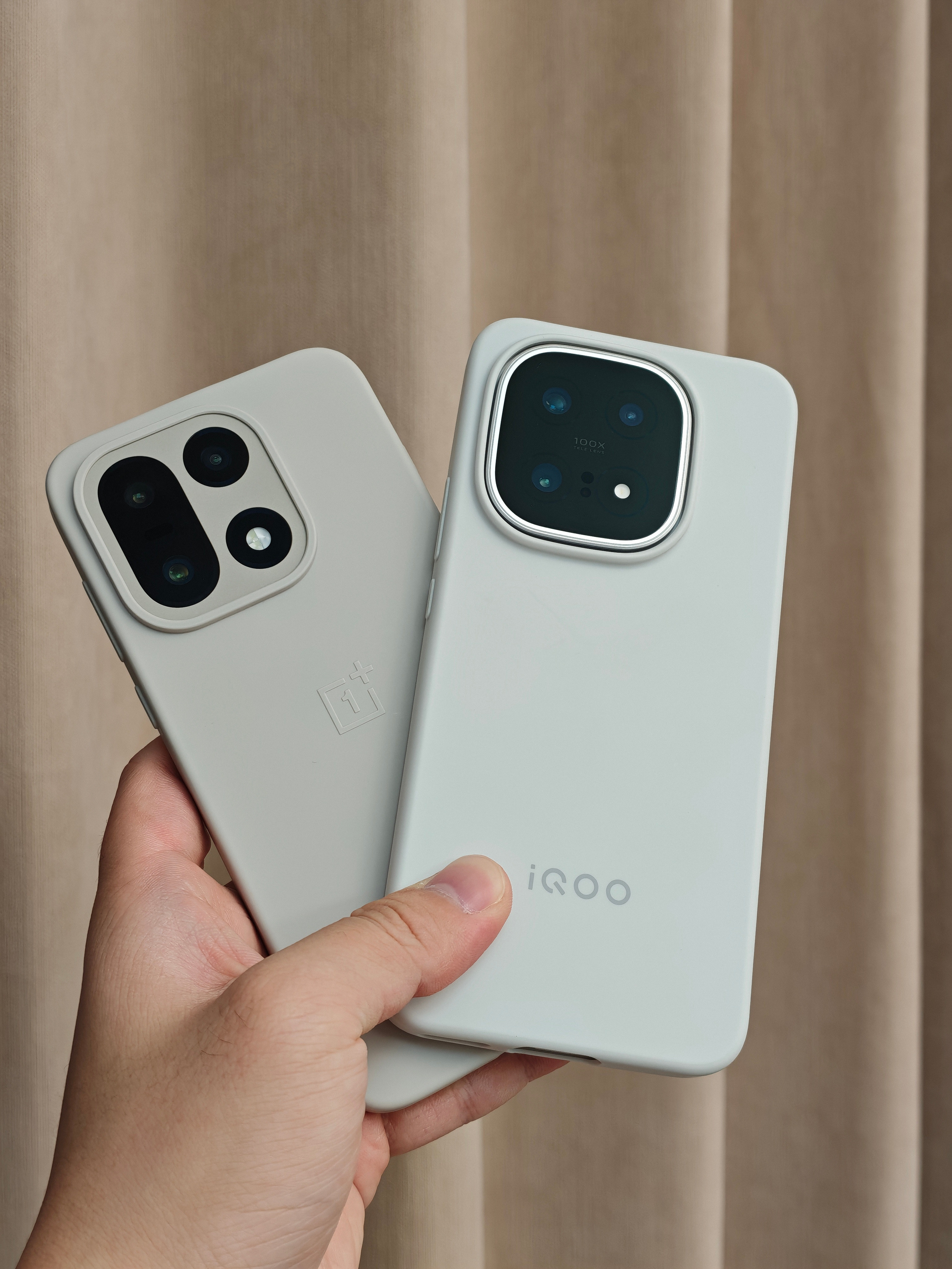 今年一加iQOO这个原厂壳都还蛮好的，机身同色硅胶壳，到手即用的水平