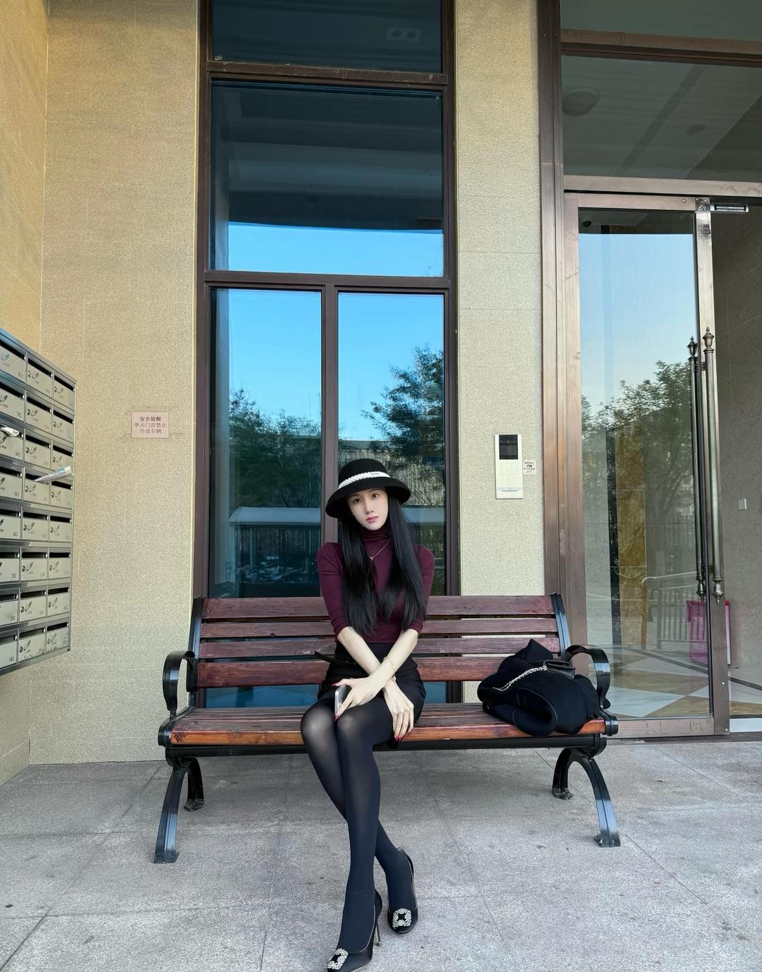 优雅都市风，黑丝与高跟鞋的完美搭配，尽显时尚魅力！