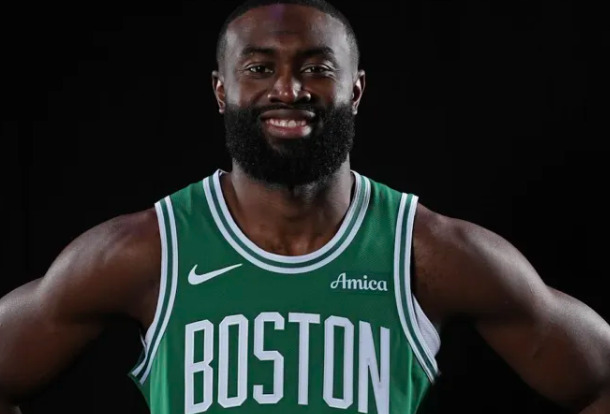 凯尔特人球员杰伦-布朗本赛季目前共得到了249分。249分的得分排在本赛季NB