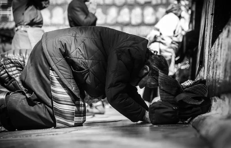 女儿拿着刚收到的红包让爸爸磕头2024年浙江某地，一段视频火了。一个七八岁小女