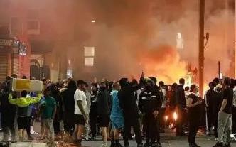 6月8日报道，英国一名40多岁的白人医生，在值完夜班归家途中，与一名来自非洲的黑