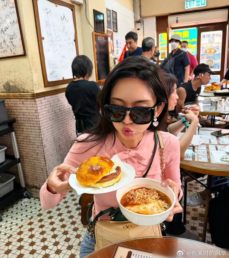 林志玲51岁，生图美到失真，老公却只是个“普通男人”。香港巴塞尔艺术展，她穿白