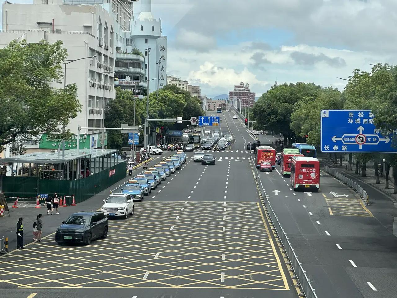 说到底，现在大家不爱坐出租车，原因很简单：它变得越来越像我们当年最嫌弃的“黑车”