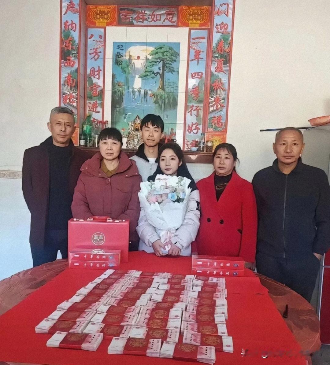 但愿交完这笔“买路财”后，这对儿小两口能够顺顺利利找到幸福路吧！男方倾尽所有就