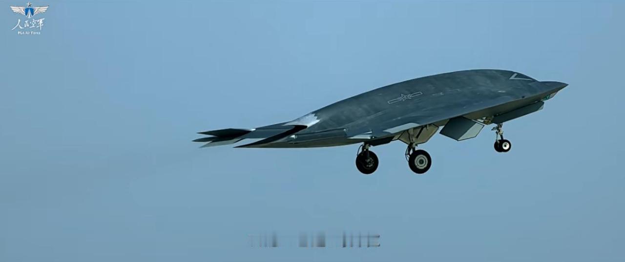 在空军公开的画面中，出现了攻击11，还有歼16重型战斗机悬挂重型激光制导炸弹、歼