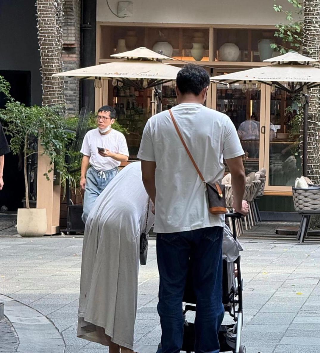 明道和老婆在上海新天地逛街遛娃，夫妻俩穿着日常服饰，身材非常一般，看起来好接地气