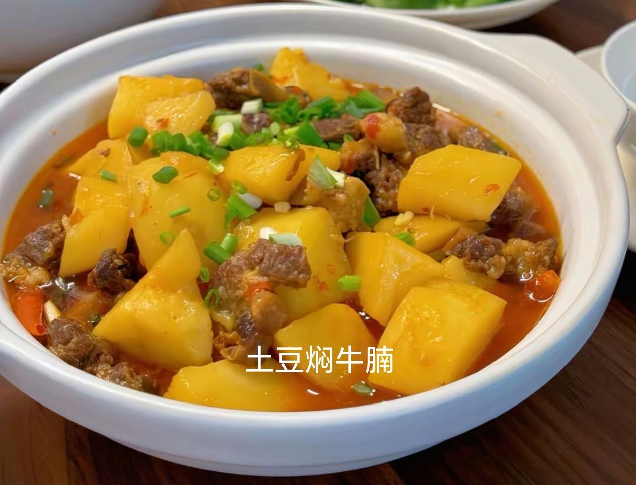 闺蜜儿子成功考上河南警察学院，特意在家设宴招待我们一众好友。还请来大厨做了满
